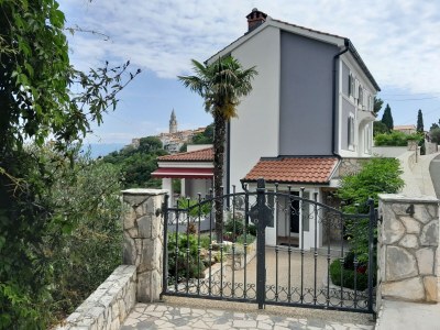 Holiday apartment Branko 1 – Dachgeschosswohnung mit Meerblick auf die Altstadt, zentrale Lage in Vrbnik - Holiday apartment