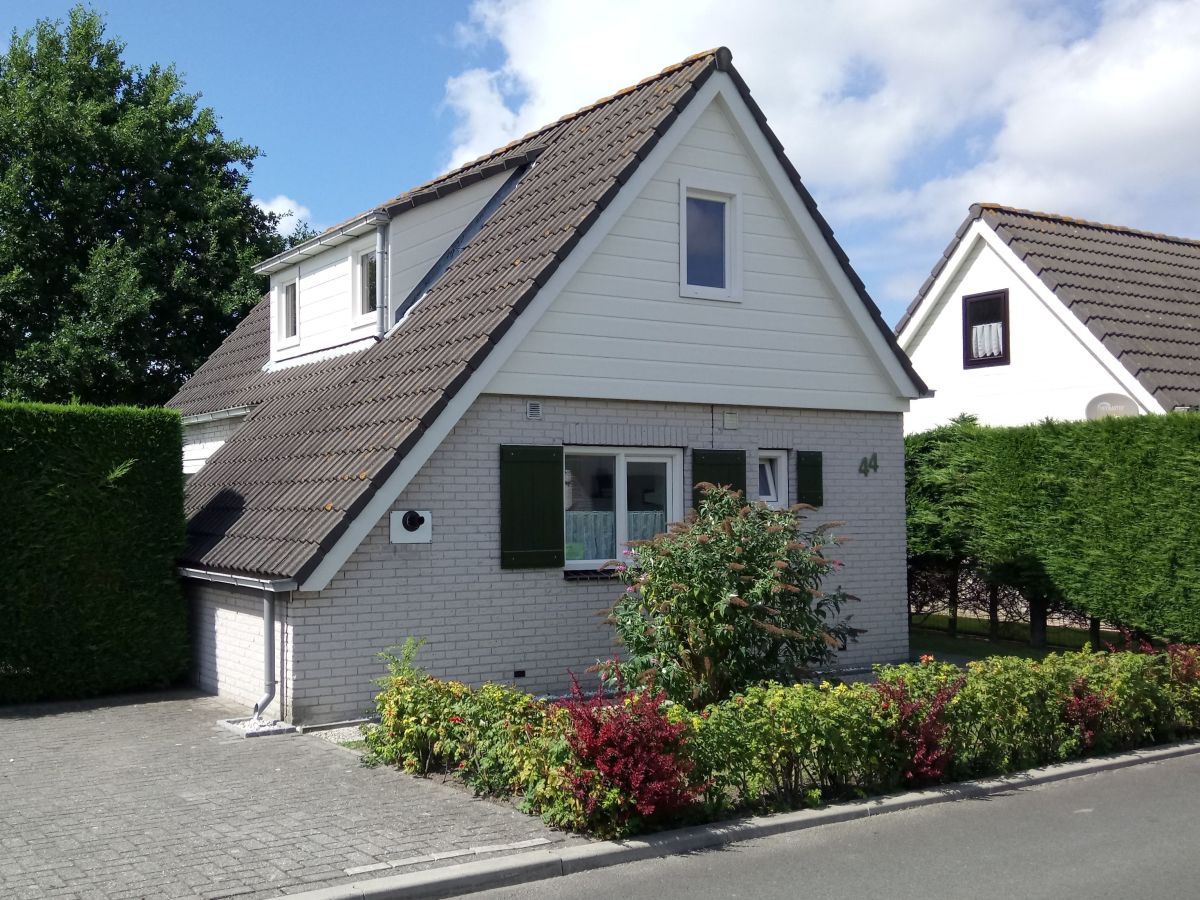 Holiday house Holiday home Grevelingen 44 in the North Sea Park Ouddorp