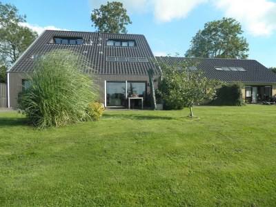 Holiday house Luxuriöses Ferienhaus am Waldrand in Langweer - Outdoor photo 7