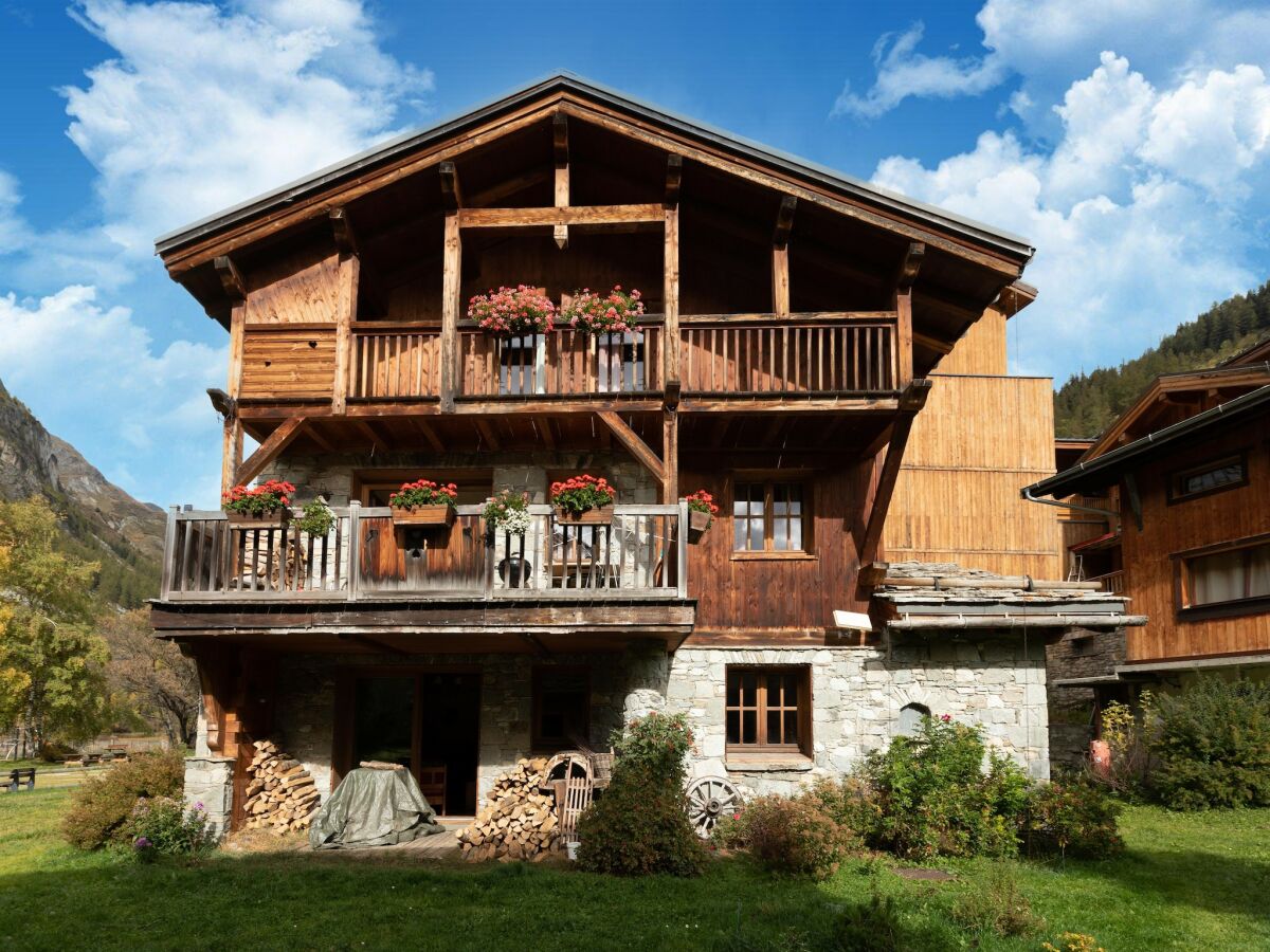 Chalet Lake-view chalet in Tignes, close to ski area