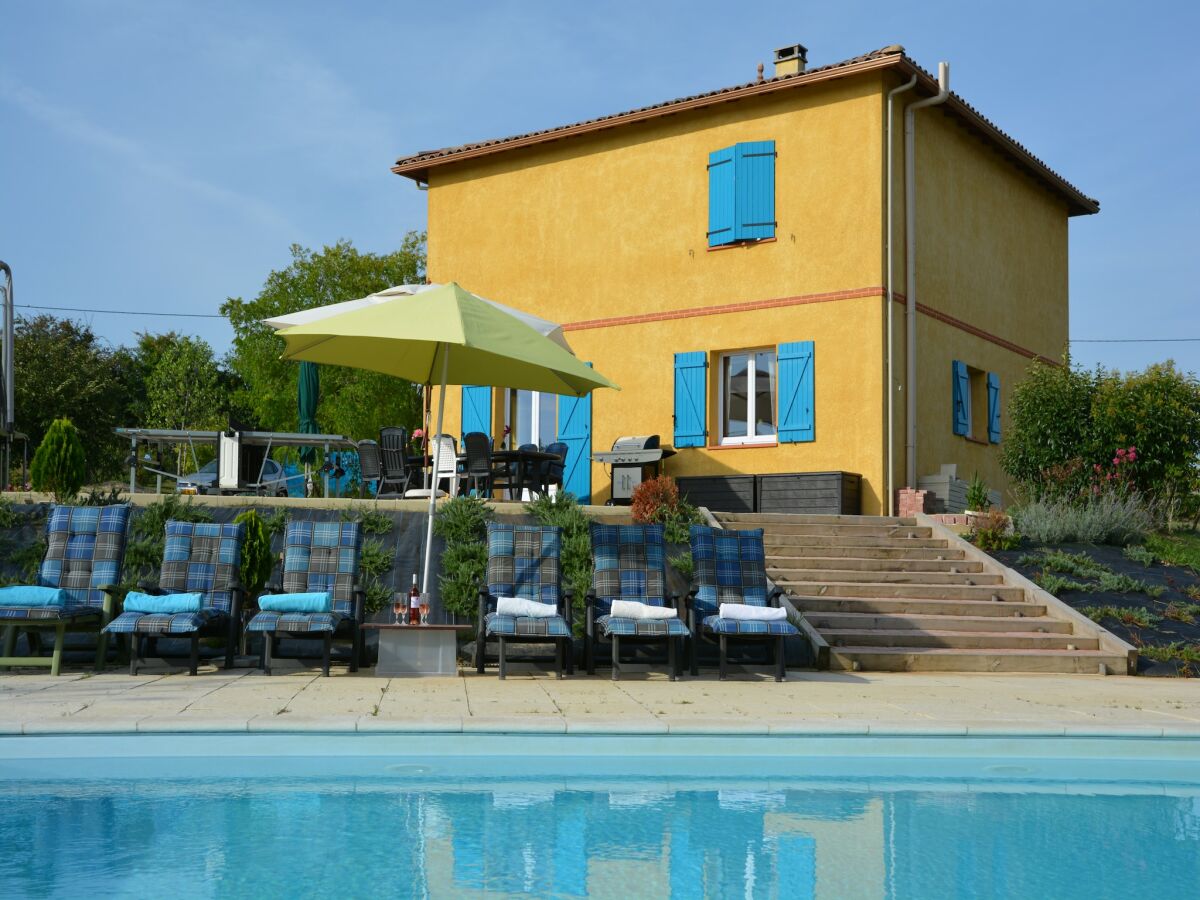 Villa Haus in Piquecos mit Pool und Garten