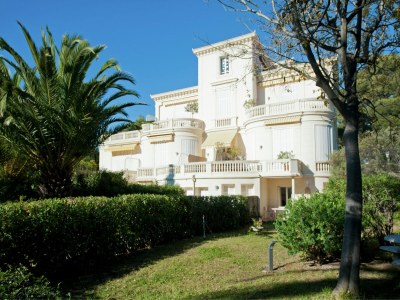 Apartment Villa on Côte d'Azur with Beachfront Views in Fréjus Region - Apartment