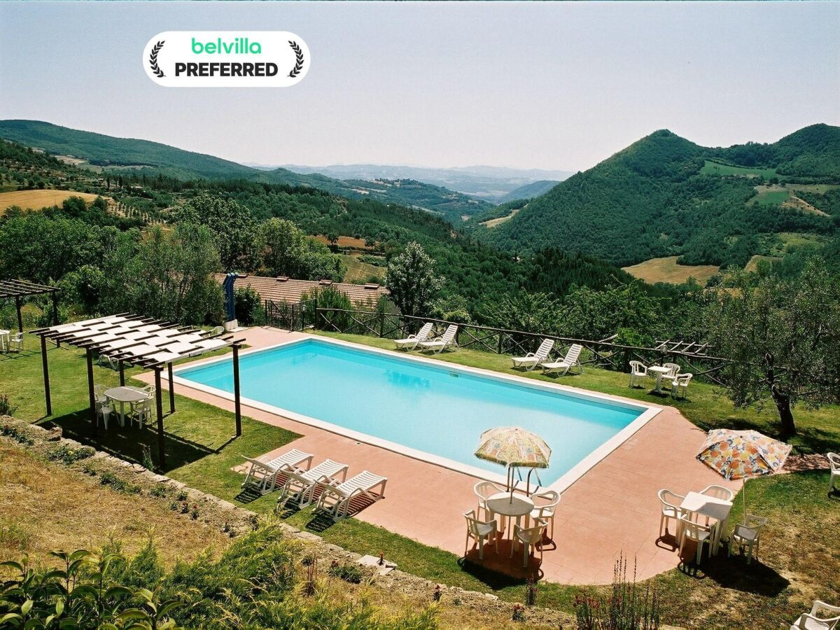 Farmhouse Urban farmhouse in Umbria with pool