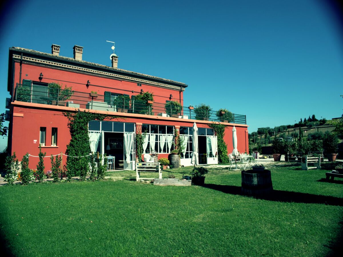 Apartment Wohnung inmitten von Weinbergen und blauem Himmel