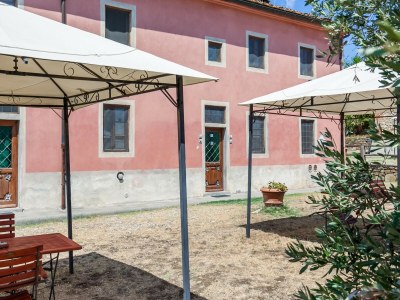 Holiday house Gemütliches Ferienhaus in Capraia e Limite mit Swimminpool - Outdoor photo 8