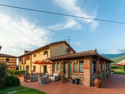 Cottage Tuscan Mansion getaway - Outdoor photo 38