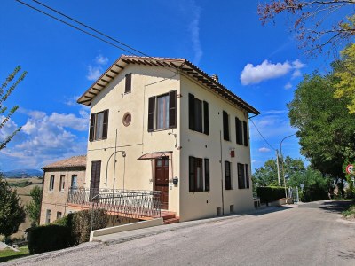 Apartment Apartment in Piticchio with Pool and BBQ - Outdoor photo 2