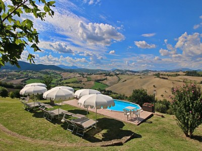 Apartment Apartment in Piticchio with Pool and BBQ - Outdoor photo 12