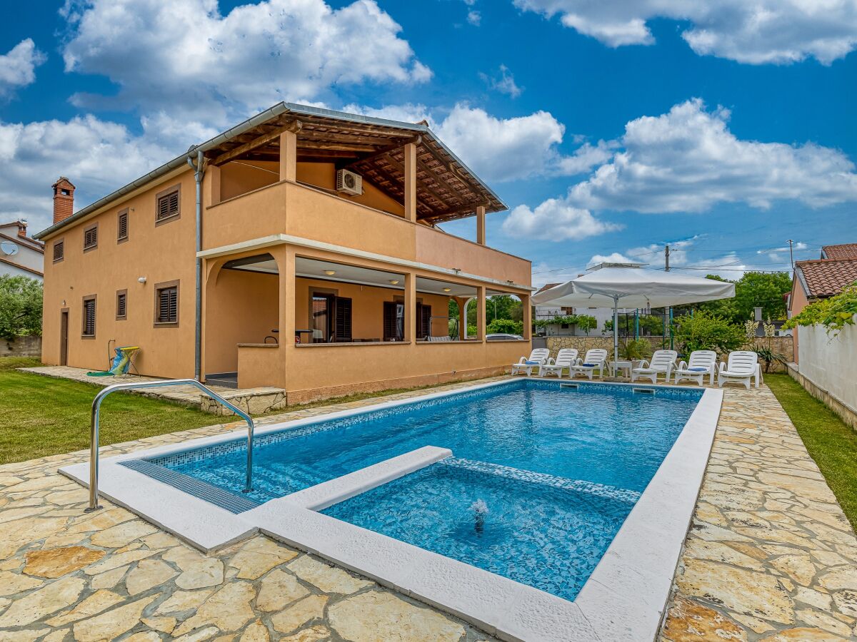 Holiday apartment Emanuela with pool