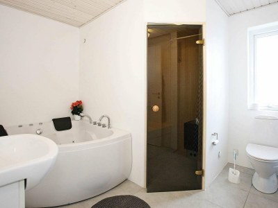 Holiday house Luxurioses Spa-Retreat am Meer - Outdoor photo 11