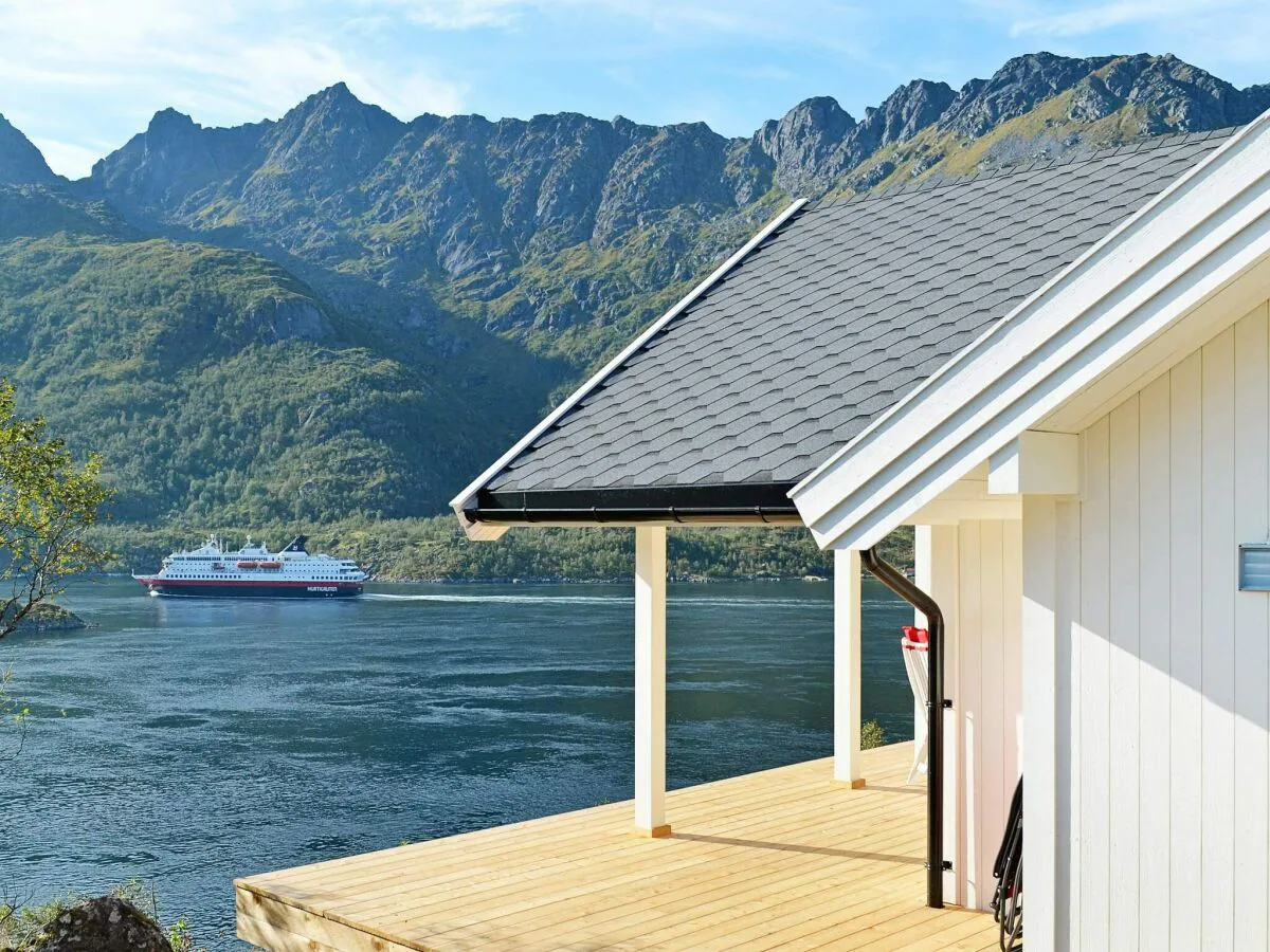 Holiday house 8 person holiday home in Tengelfjord