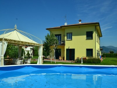 Holiday house Villa in Montecarlo with Pool and Scenic Views in Montecarlo - Holiday house