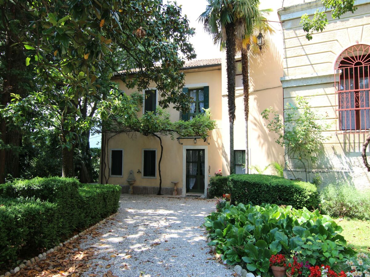 Castle Castle in Veneto with Garden & History
