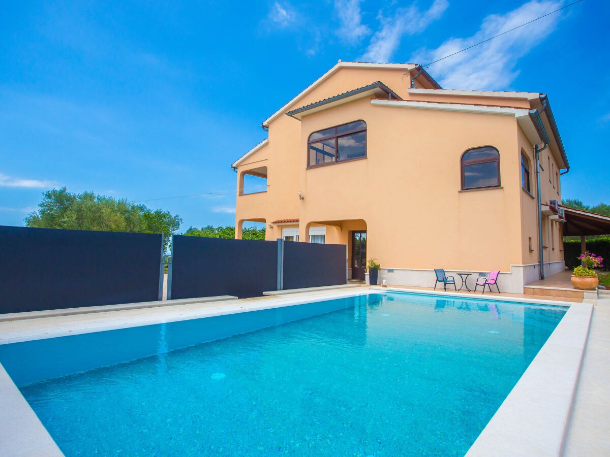Holiday apartment Mir with private pool