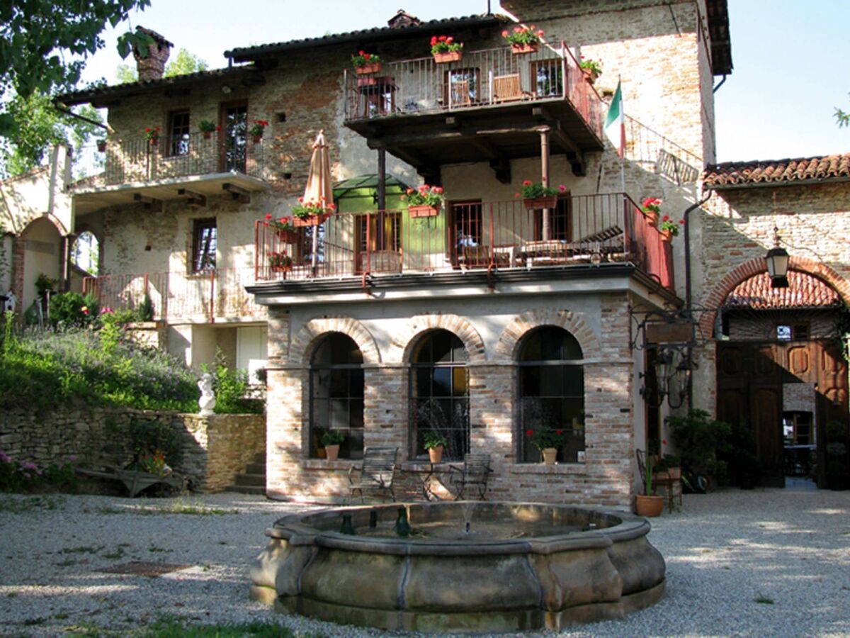 Cottage Mansion in Langhe with Pool and Winery Charm