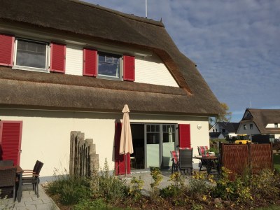 Holiday house "Ostseewelle" thatched house - Outdoor photo 2