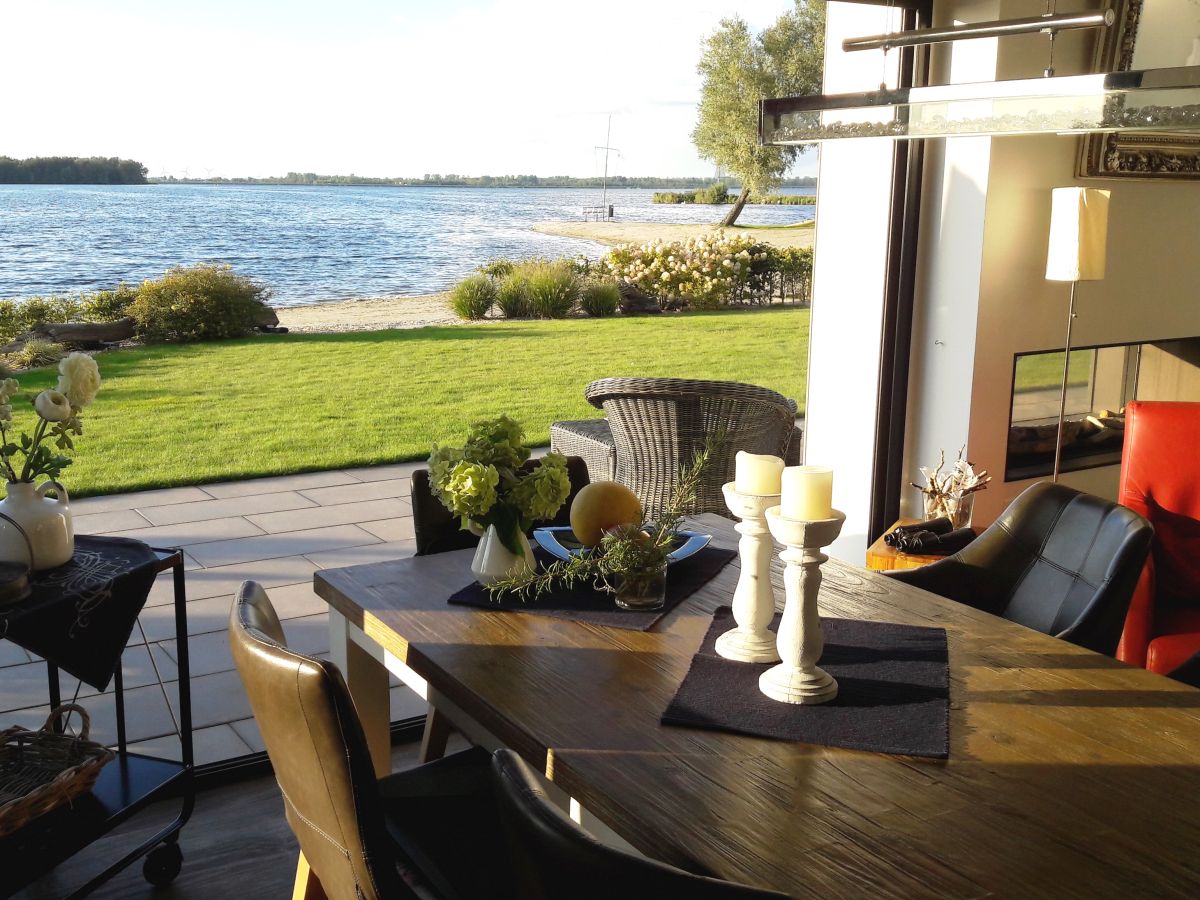 Holiday house Lakeside holiday home directly on the Veluwemeer