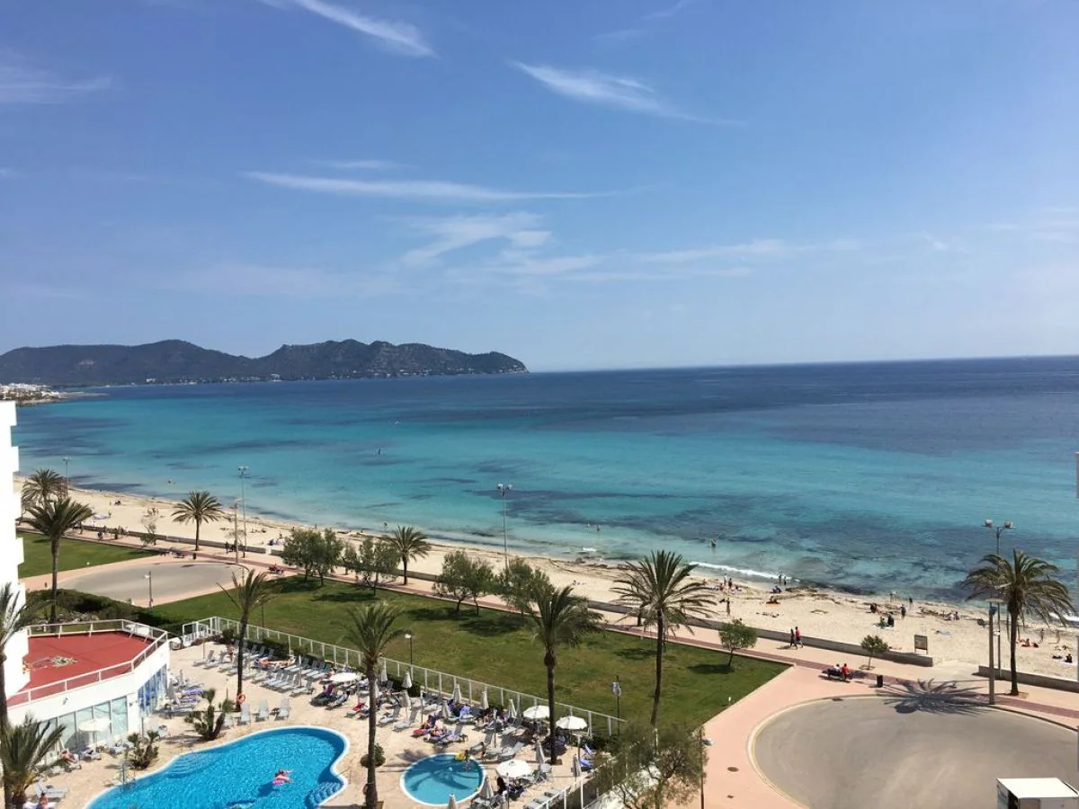 Holiday apartment right by the sea