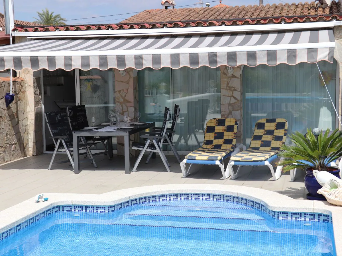 Holiday house with its own pool and boat dock