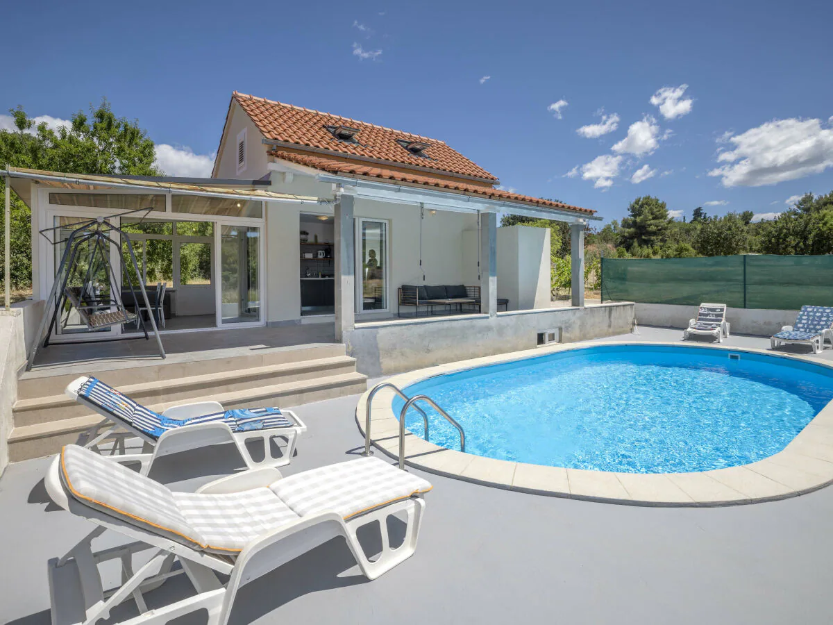 Holiday house Baras garden house with a large pool