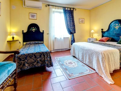 Holiday house Elegant holiday home with private pool (up to 25 people) - Features photo 17