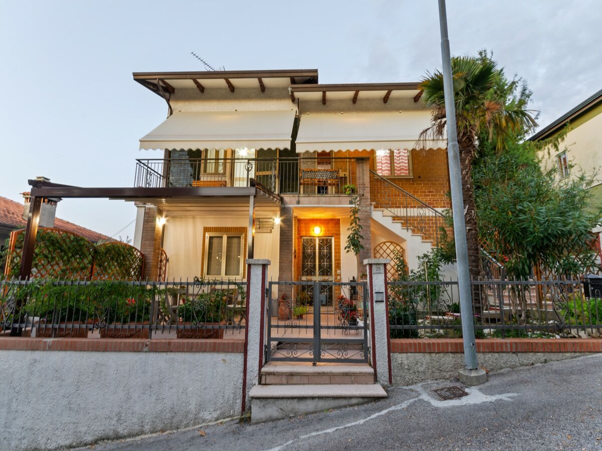 Apartment Belvilla by OYO Spacious Apartment near Saludecio - Outdoor photo 2
