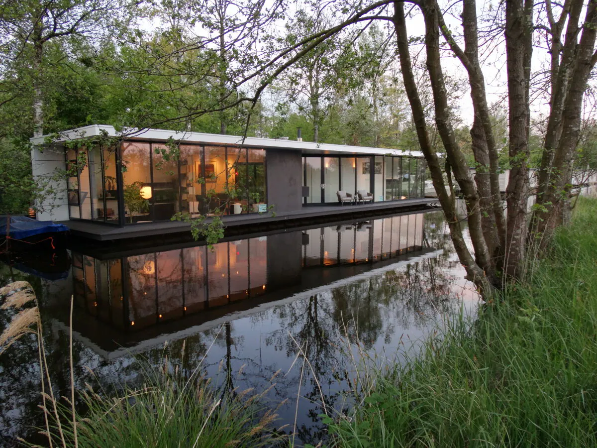 House boat van de Beek