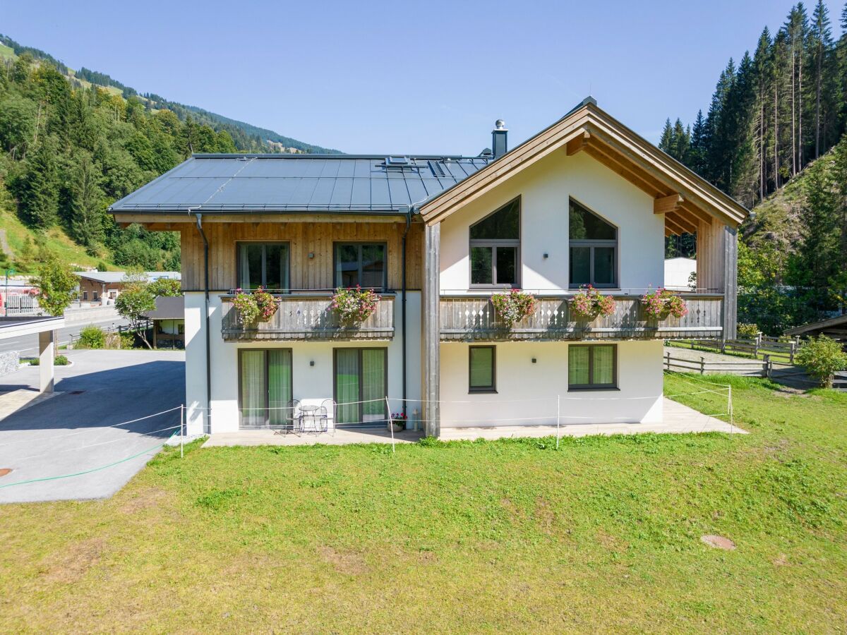 Chalet Chalet in Saalbach near Ski Lift