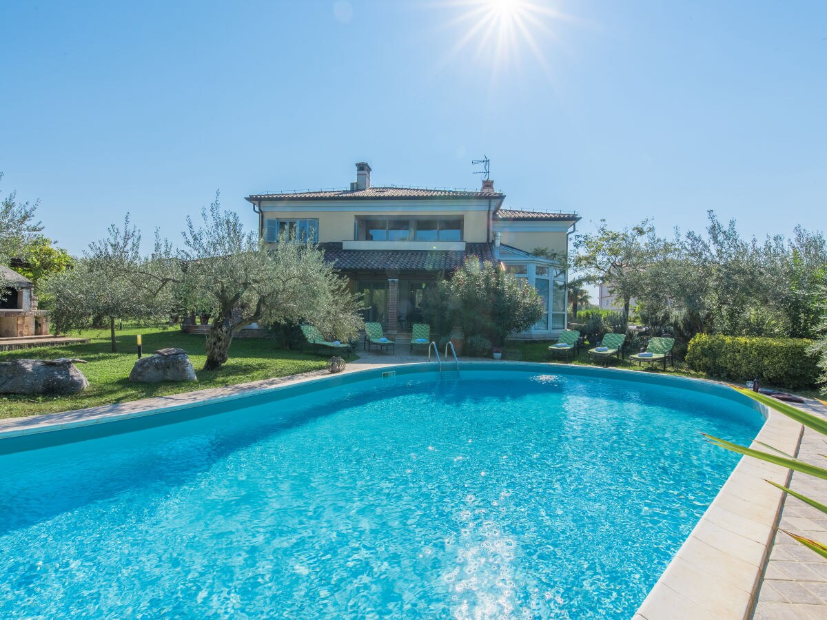 Villa - No title -