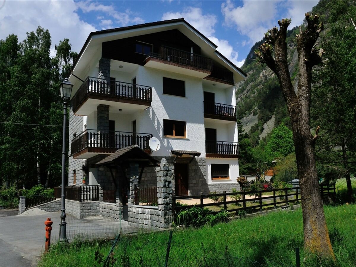 Chalet Großzügiges Chalet in Antey-Saint-André in Skigebietnähe