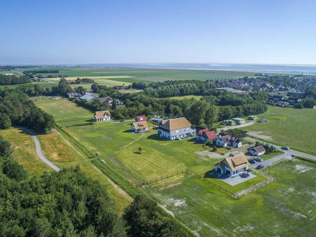 Farmhouse Apartment in tasteful farmhouse in De Cocksdorp - Outdoor photo 2