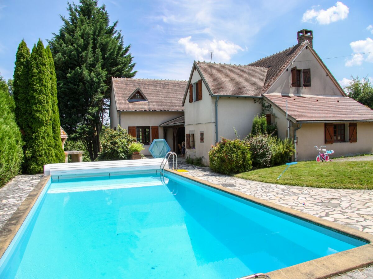 Holiday house Delightful holiday home with a large private swimming pool, perfect for families