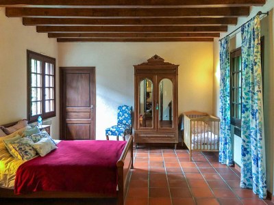 Holiday house Delightful holiday home with a large private swimming pool, perfect for families - Features photo 17