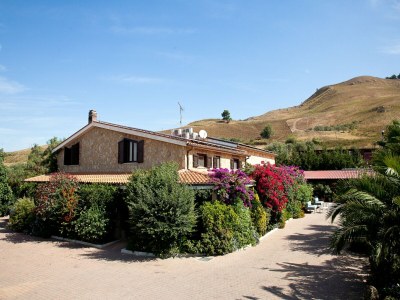 Holiday house Villa in Alia with Pool & Olive Views - Outdoor photo 10