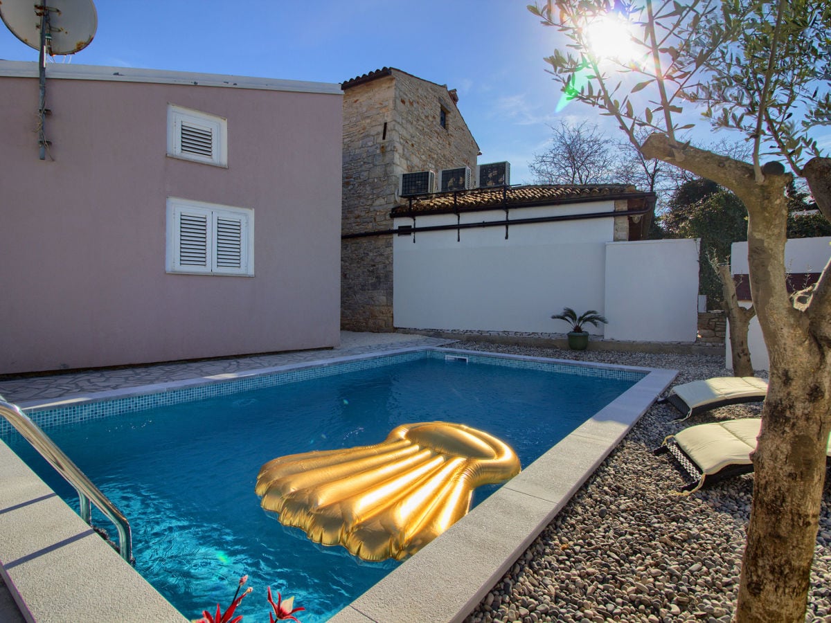 Holiday house Beautiful house with pool in Medulin