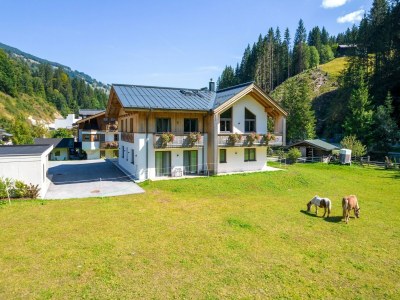 Chalet Chalet in Saalbach near Ski Lift and Sauna - Outdoor photo 2