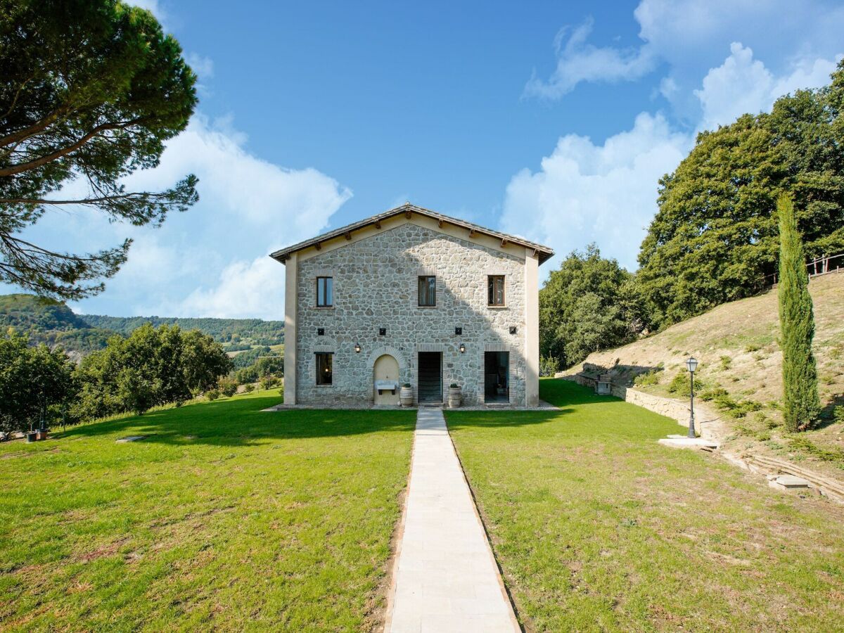 Villa Villa in Orvieto with Infinity Pool & Views