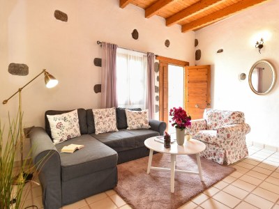 Villa Holiday Home in Ingenio with Private Pool - Features photo 9