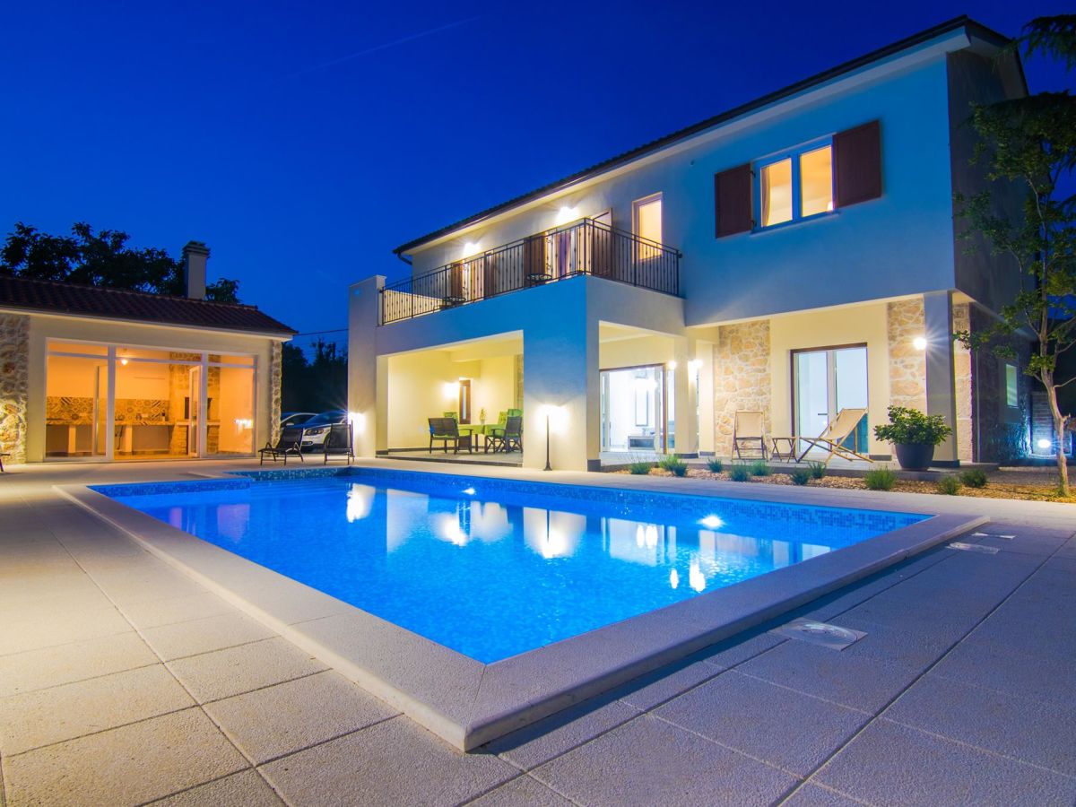 Villa Cedar with pool & summer kitchen