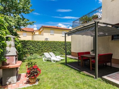 Holiday apartment KIM with private garden near beach near Pula - Outdoor photo 9