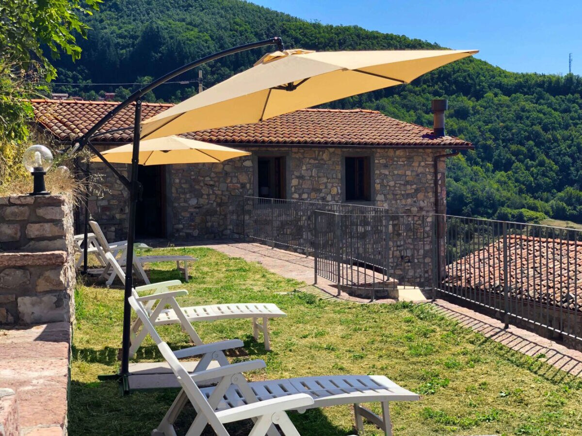 Holiday house Stylish vacation home with private pool - Outdoor photo 4