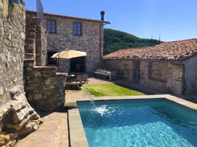 Holiday house Stylish vacation home with private pool - Outdoor photo 2