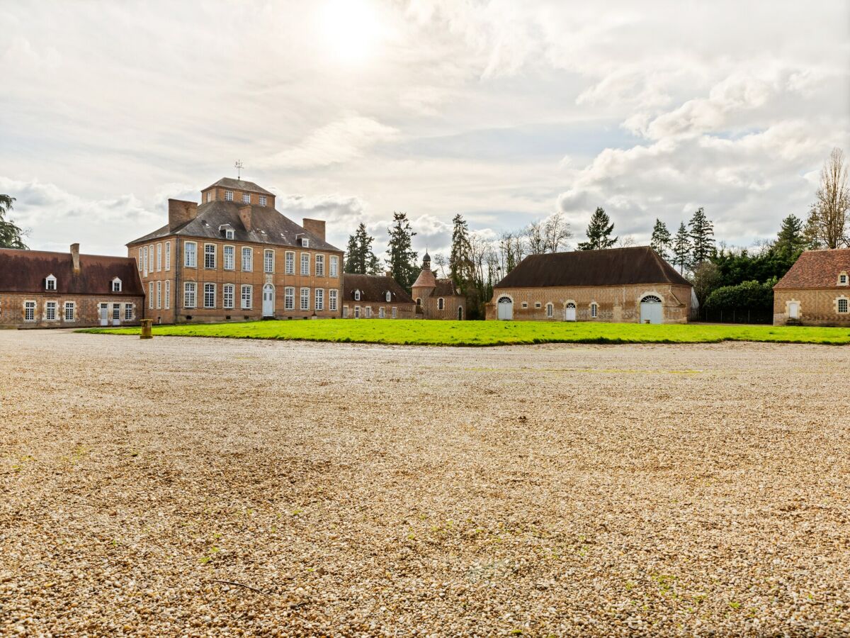 Castle Bed & breakfast in château in Allier - Outdoor photo 2