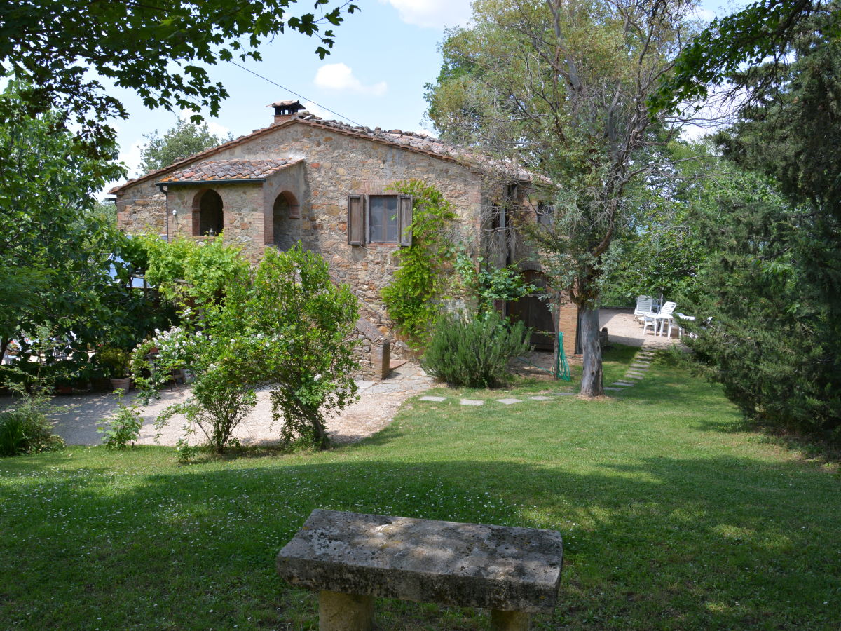 Holiday apartment LA CASINA apartment in old cottage with pool