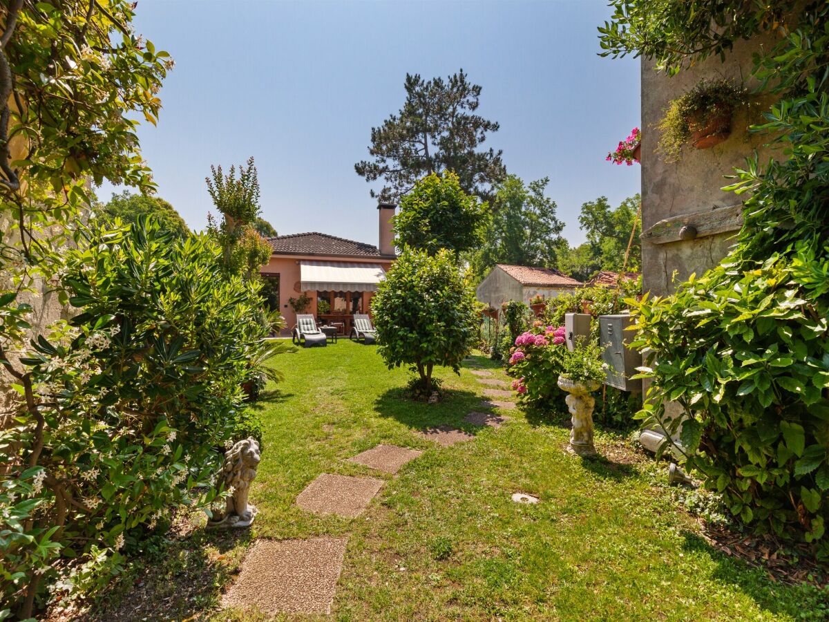 Villa Malerische Villa in Lido di Venezia mit Garten