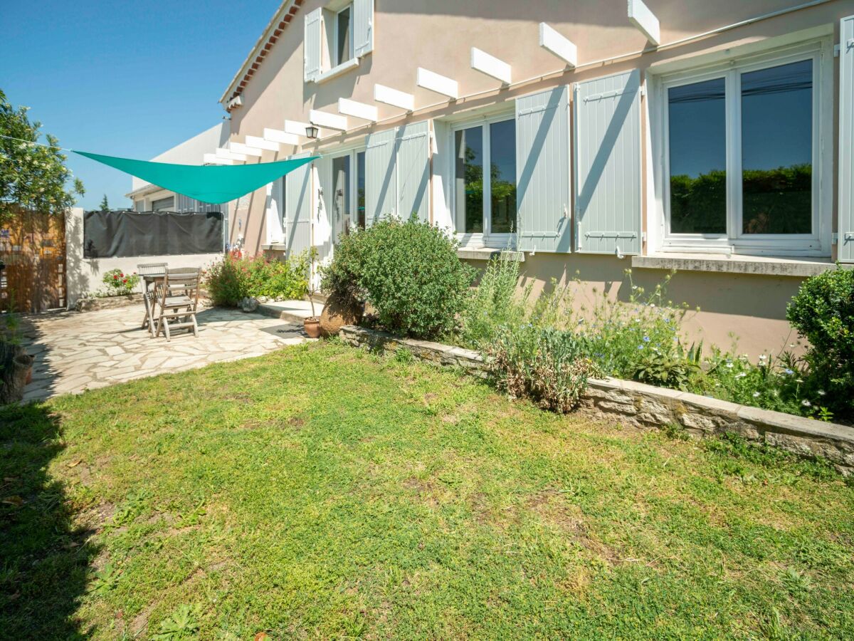 Holiday house Pretty holiday home with garden and hot tub