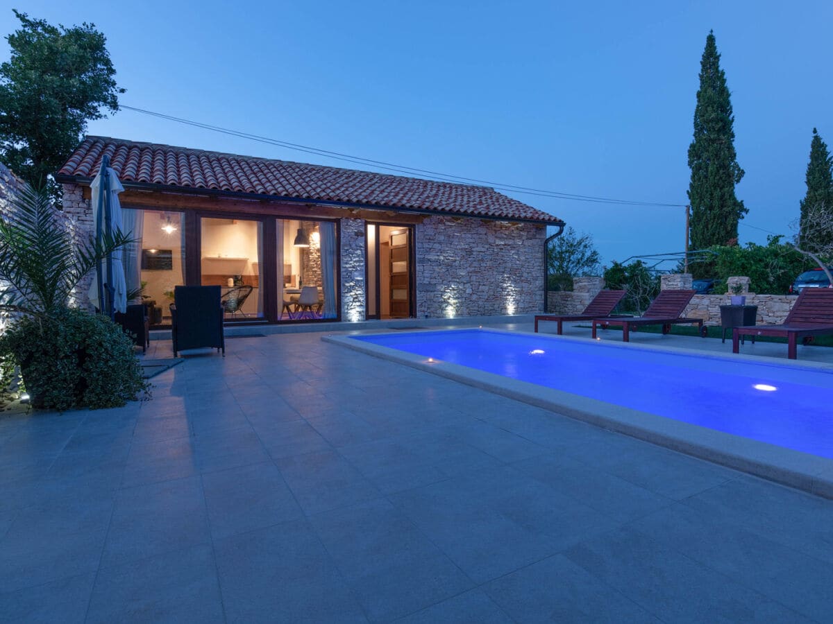 Villa Pietra with pool and jacuzzi near Pula