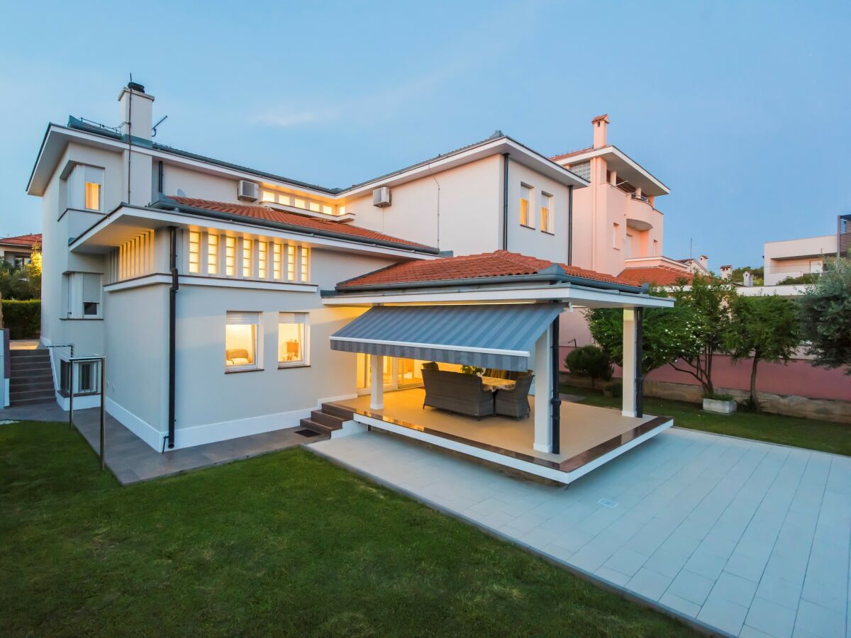 Villa Seaside Villa in Zadar with swimming pool