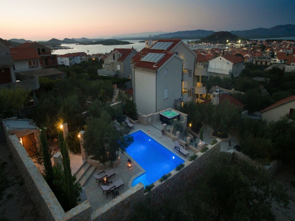 Apartment Villa auf Murter mit Pool und Meerblick - Outdoor photo 5