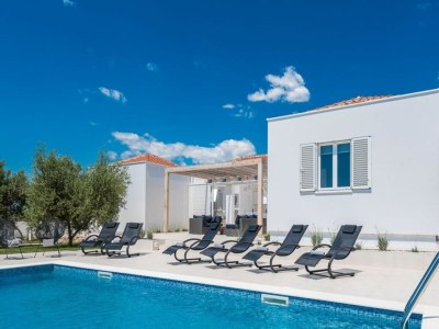 Villa Villa in Debeljak with Pool near the Sea in Galovac - Villa